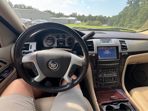 Used 2014 Cadillac Escalade Premium image 10