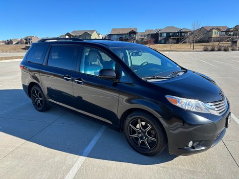 Used 2016 Toyota Sienna XLE image 4