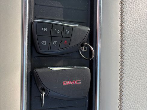 Used 2024 GMC Yukon Denali w/ Advanced Technology Package AWD/4WD image 6