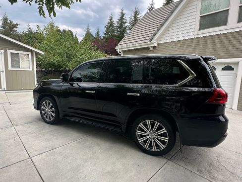 Used 2017 Lexus LX 570 4WD image 9