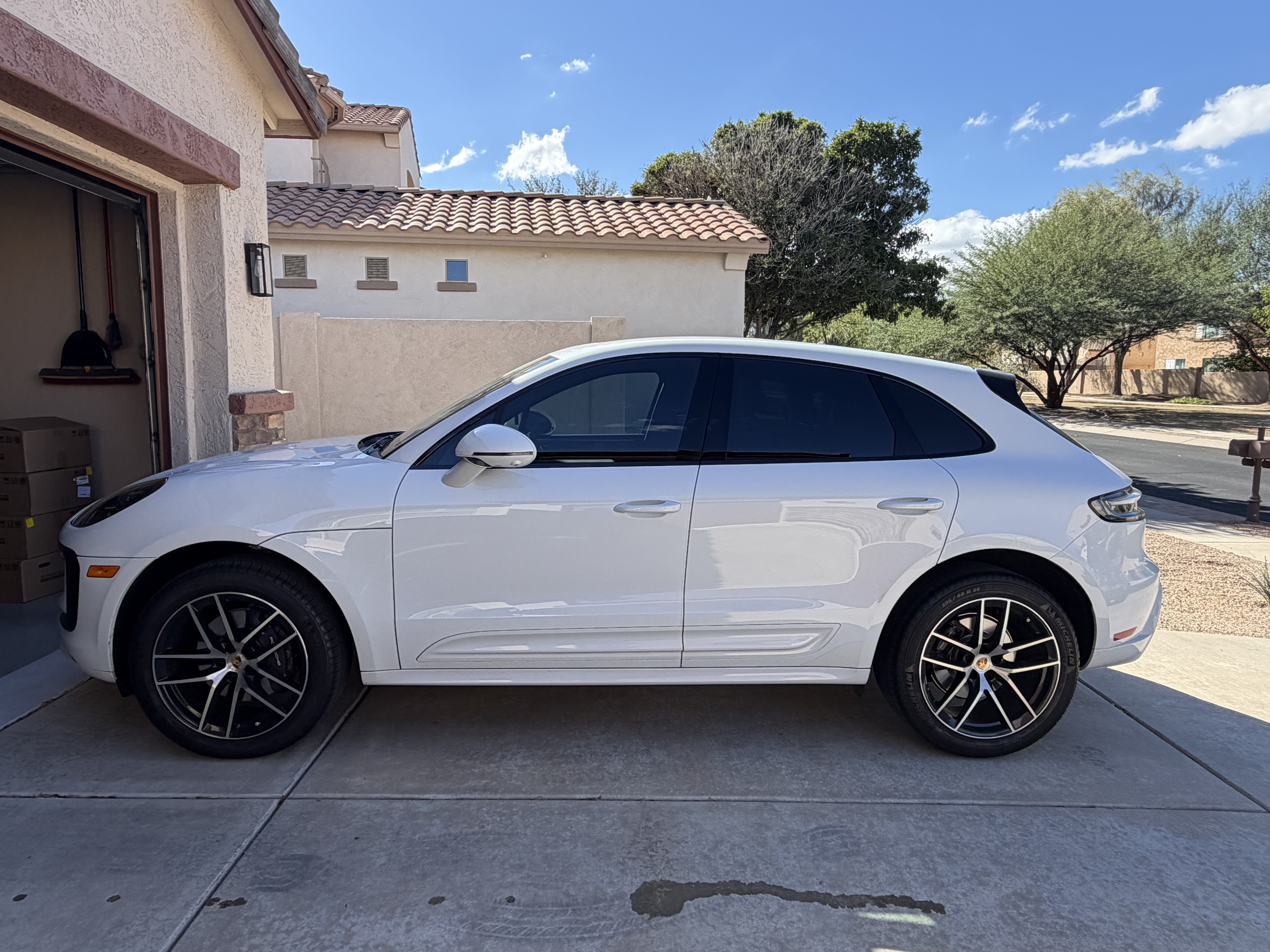 Used 2023 Porsche Macan AWD/4WD image 1
