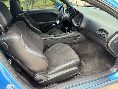 Used 2015 Dodge Challenger SRT RWD image 13