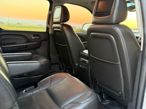 Used 2014 Cadillac Escalade ESV Luxury AWD/4WD image 20