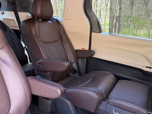 Used 2021 Toyota Sienna Platinum image 22