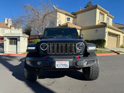 Used 2024 Jeep Gladiator Rubicon w/ Technology Group image 4