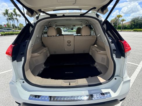 Used 2017 Nissan Rogue SV w/ SV Premium Package FWD image 10