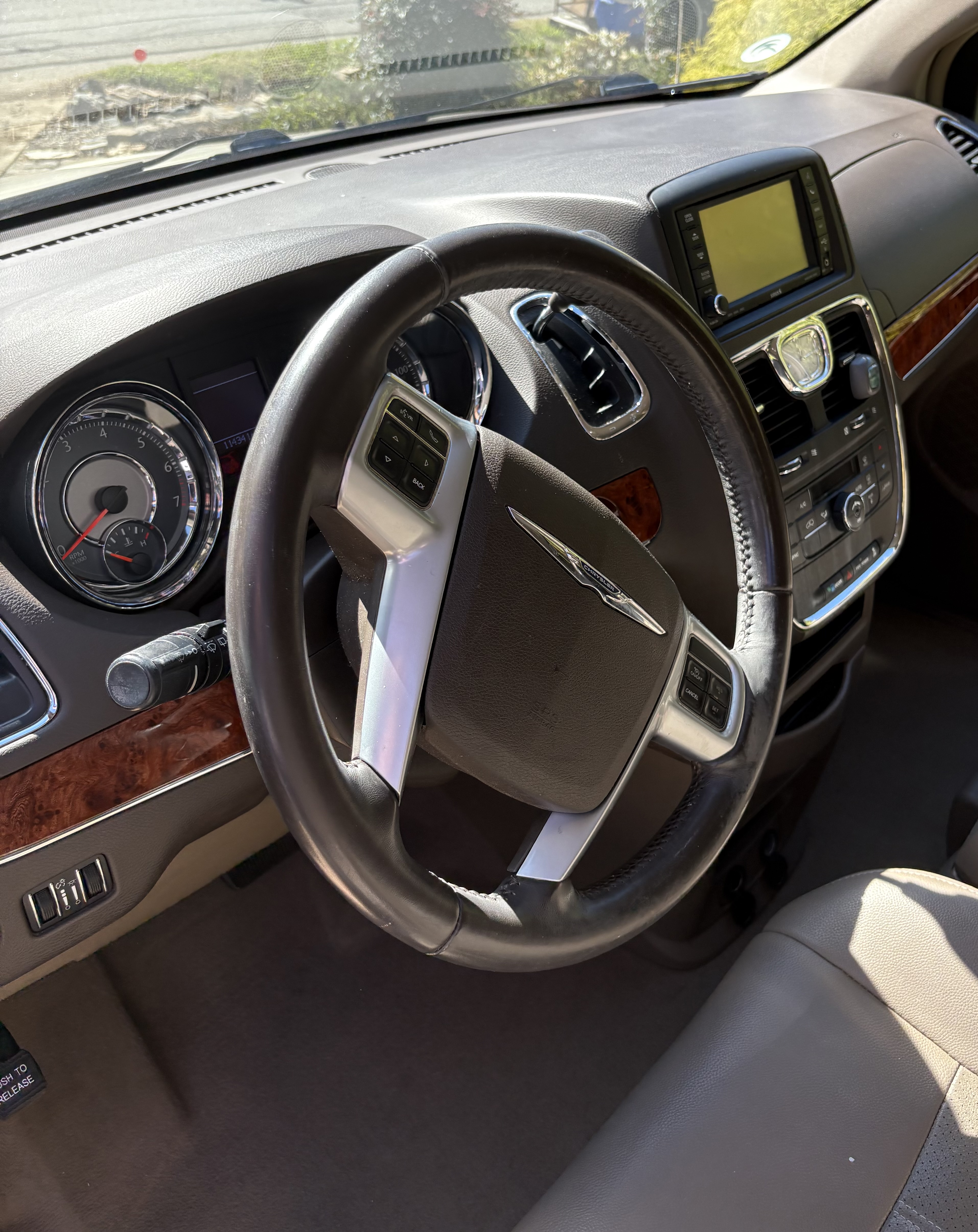 Used 2012 Chrysler Town & Country Touring w/ Entertainment Group #1 FWD image 6
