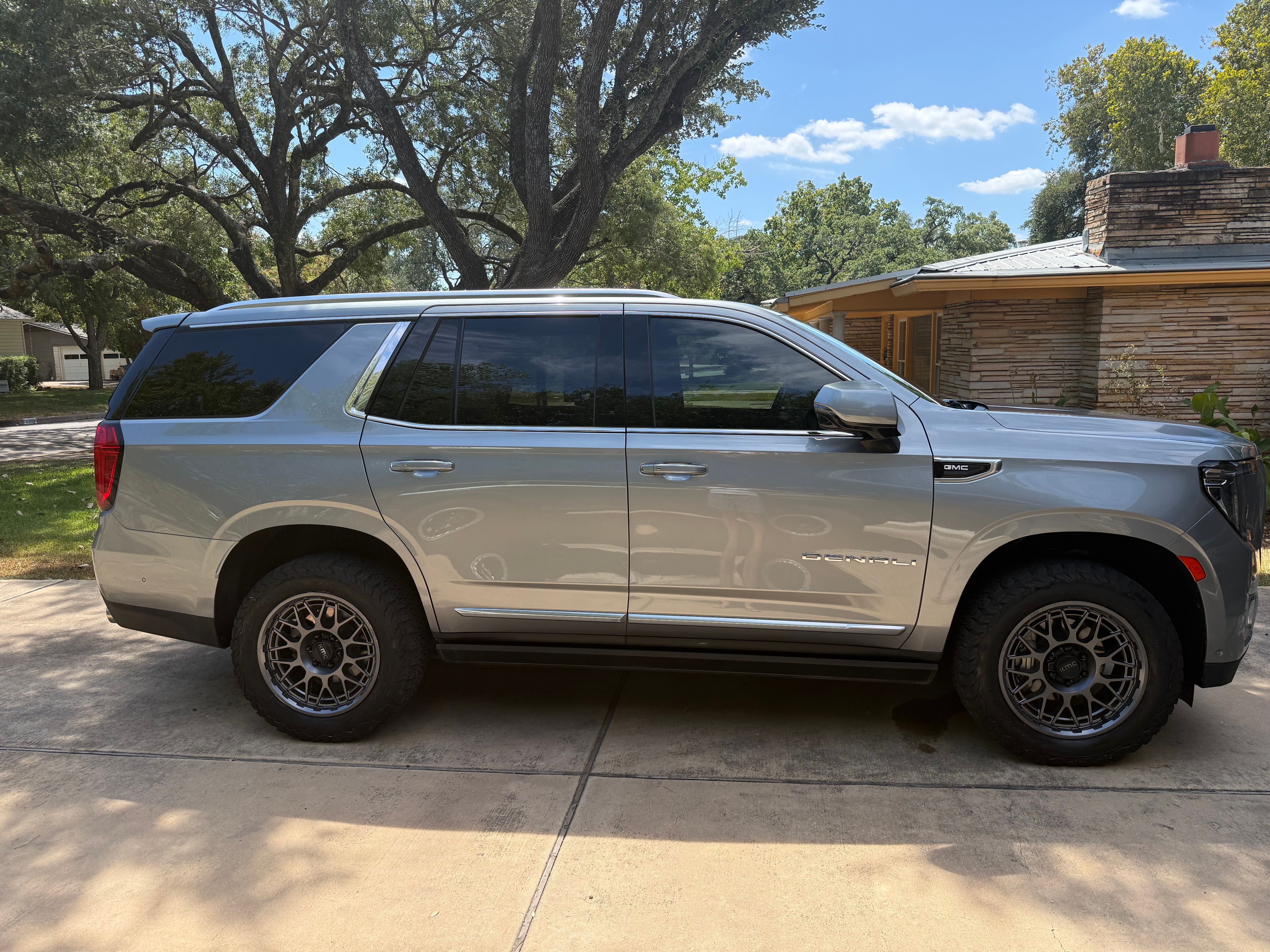 Used 2023 GMC Yukon Denali w/ Denali Reserve Package AWD/4WD image 2