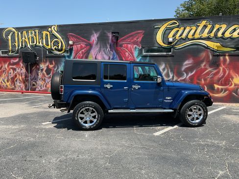 Used 2010 Jeep Wrangler Unlimited Sahara w/ Dual Top Group AWD/4WD image 16
