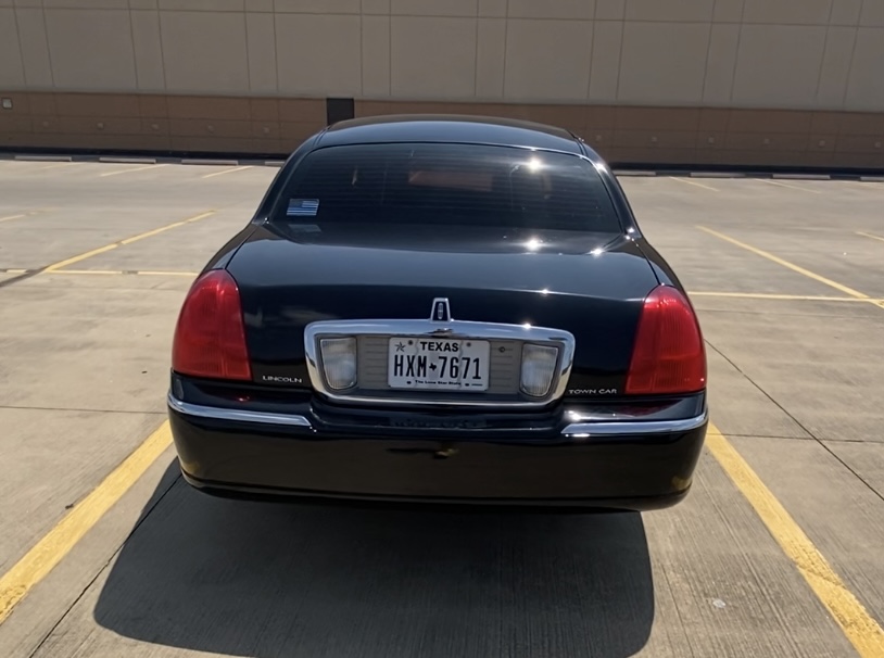Used 2011 Lincoln Town Car Signature Limited RWD image 21