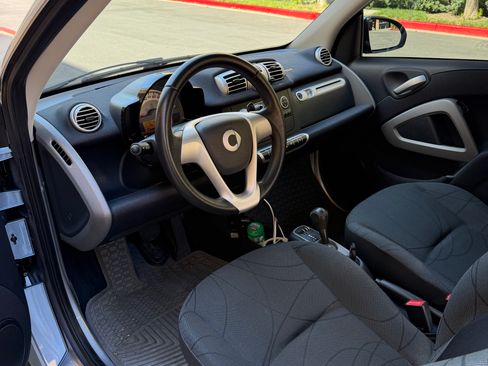 Used 2011 smart fortwo passion RWD image 9