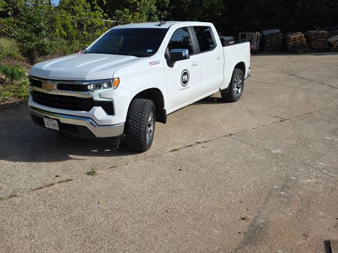 Used 2024 Chevrolet Silverado 1500 LT AWD/4WD image 1