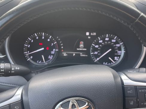 Used 2020 Toyota Highlander XLE FWD image 19