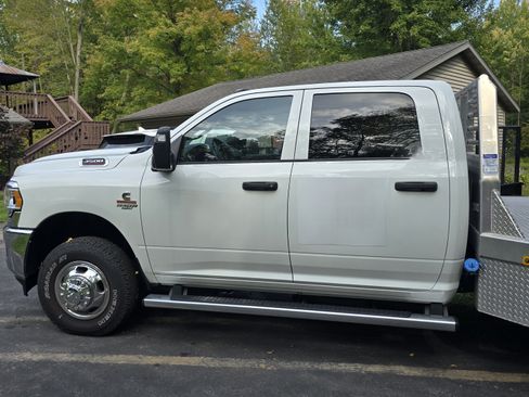 Used 2024 RAM 3500 Tradesman w/ Chrome Appearance Group image 2