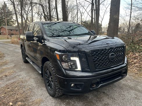 Used 2018 Nissan Titan SV image 4