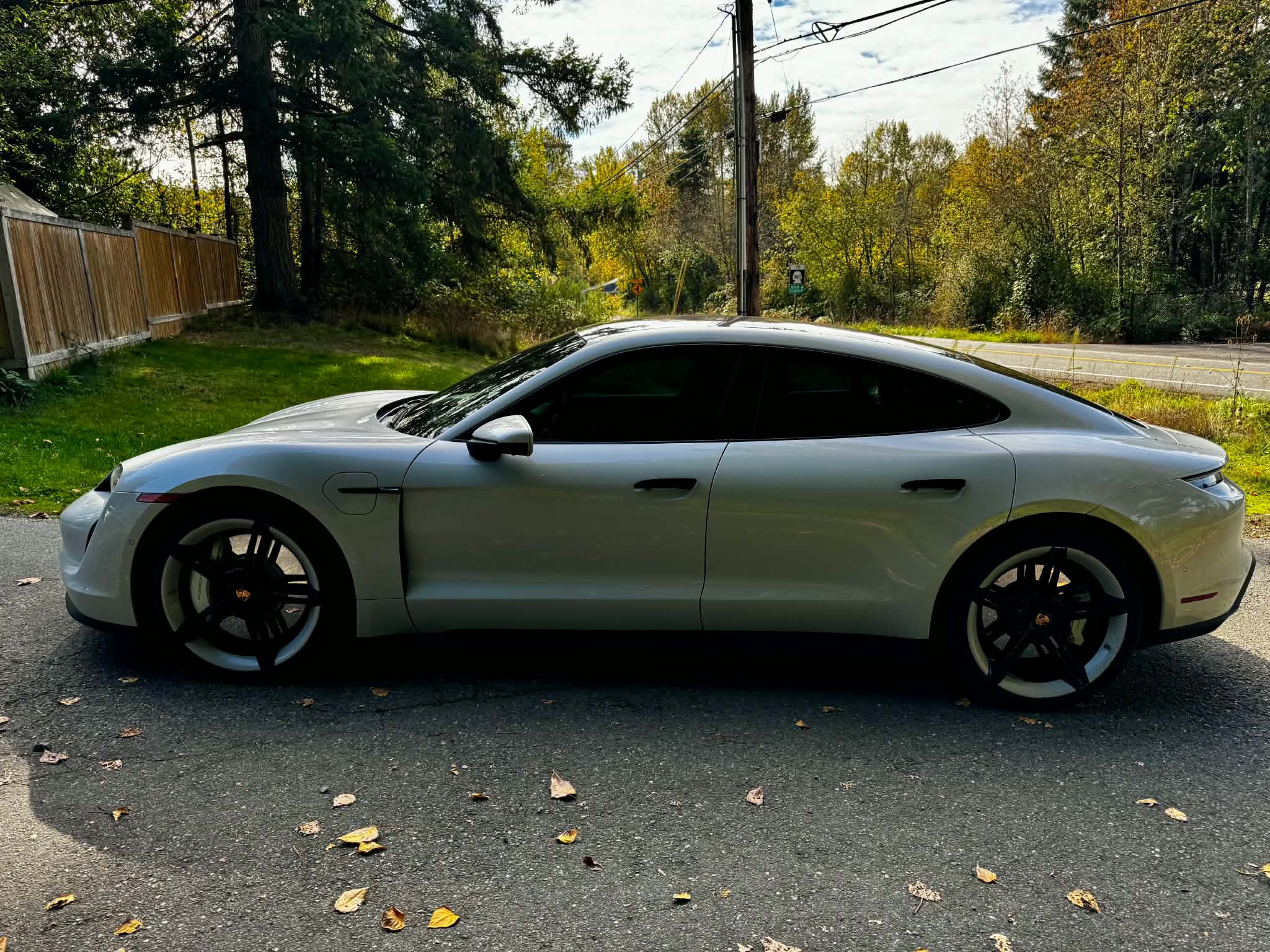 Used 2022 Porsche Taycan RWD image 10