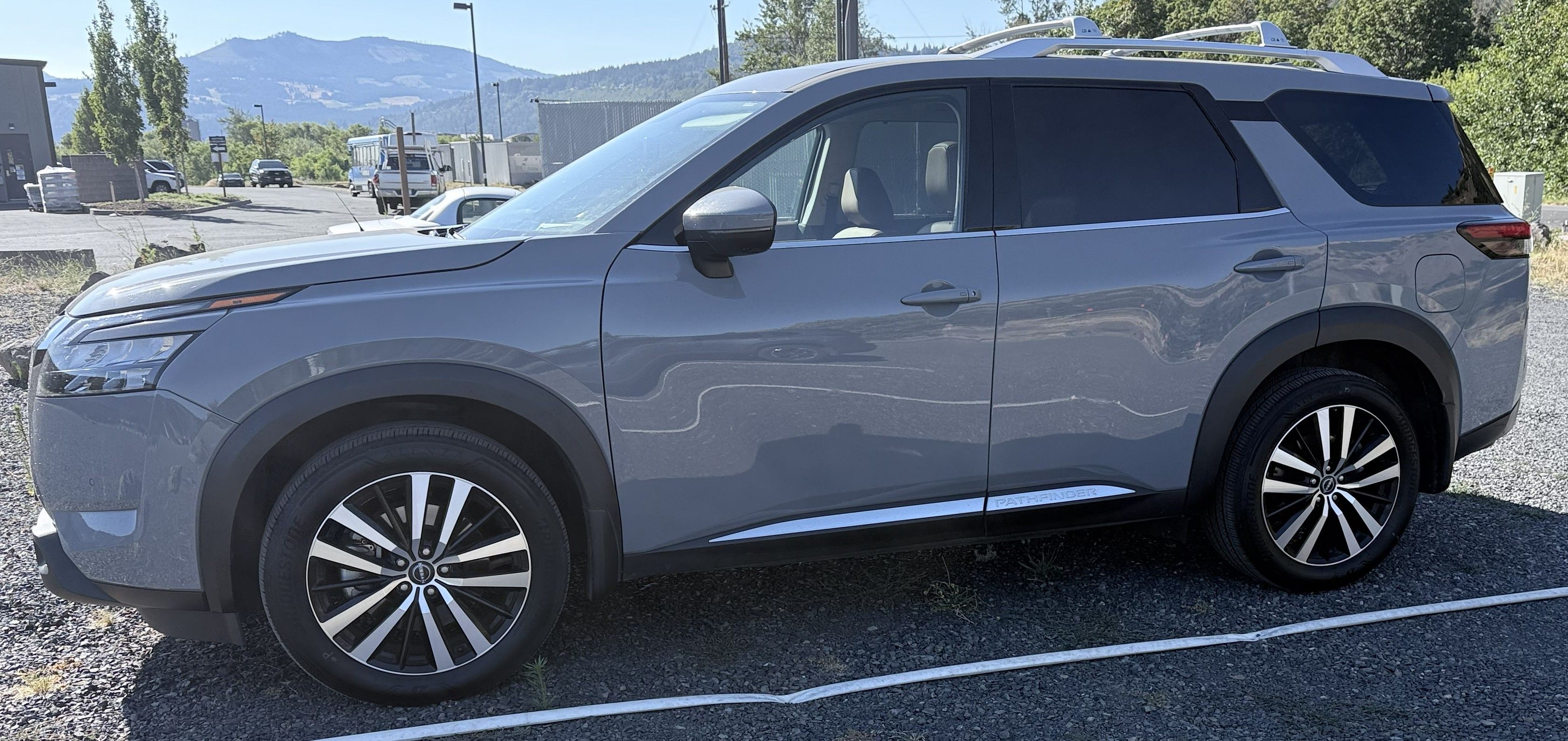 Used 2025 Nissan Pathfinder Platinum AWD/4WD image 4
