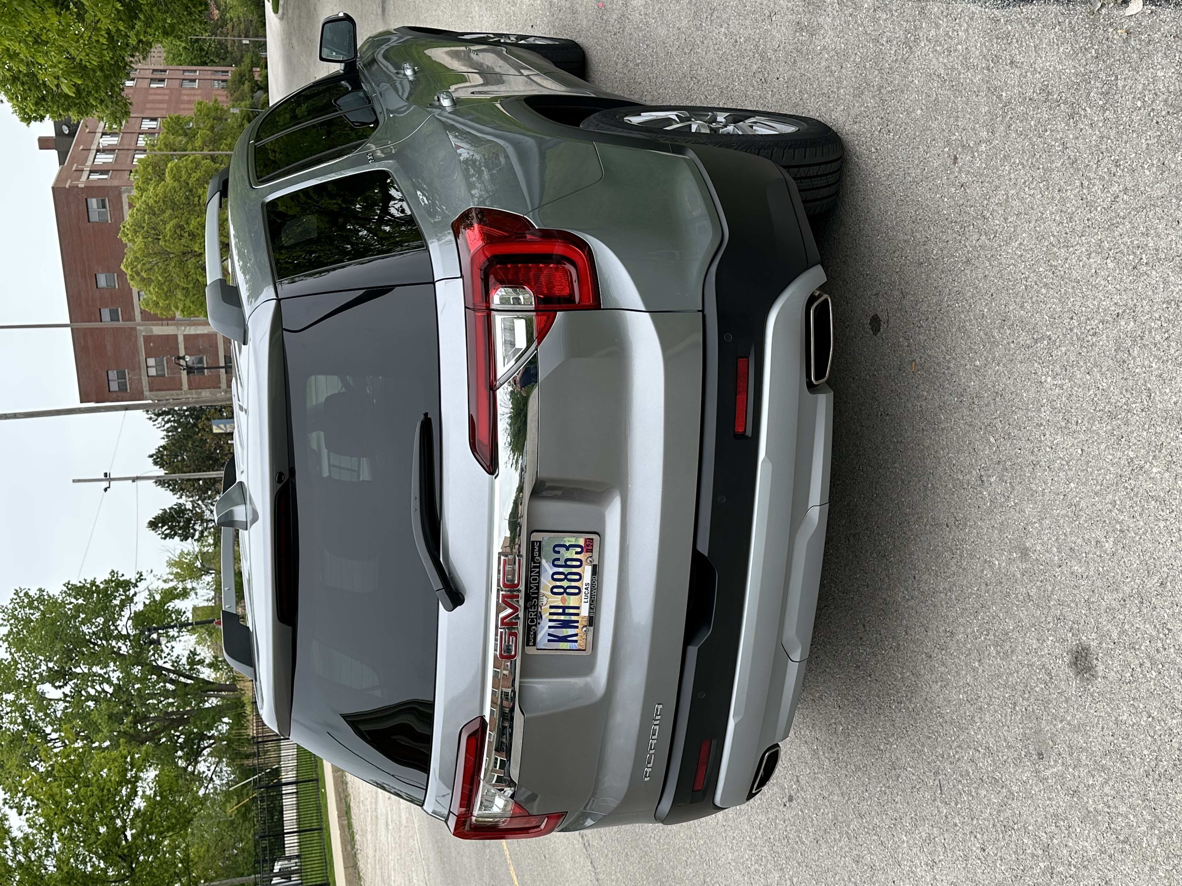 Used 2023 GMC Acadia SLT FWD image 4
