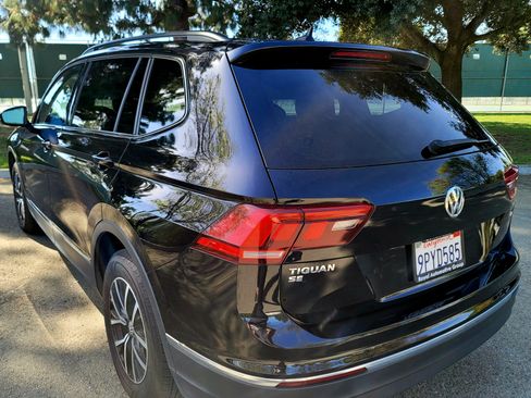 Used 2021 Volkswagen Tiguan SE w/ Panoramic Sunroof Package image 9