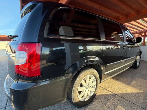 Used 2014 Chrysler Town & Country Touring image 4