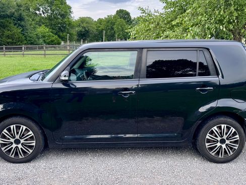 Used 2009 Scion xB FWD image 2