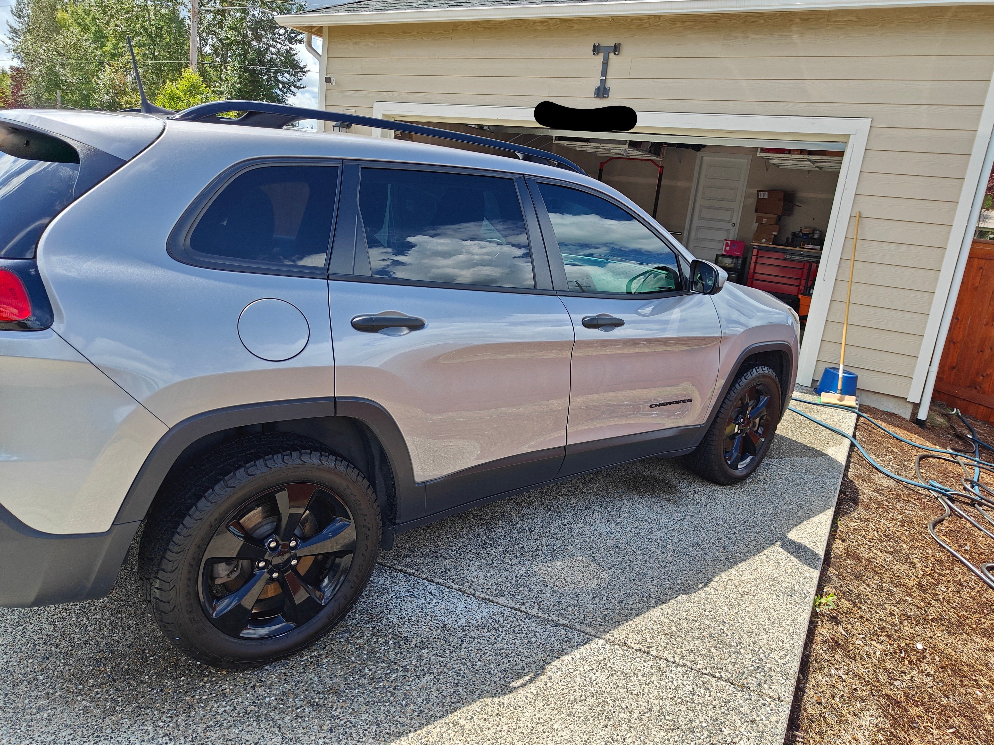 Used 2018 Jeep Cherokee Latitude w/ Altitude Package AWD/4WD image 2