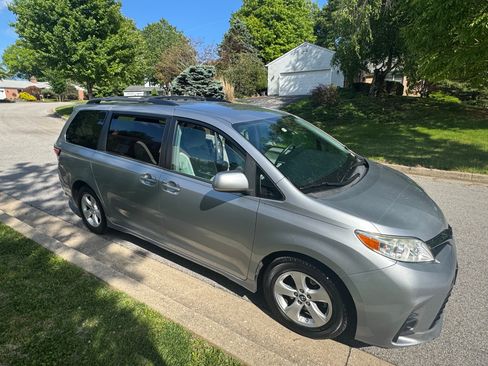 Used 2018 Toyota Sienna LE FWD image 1