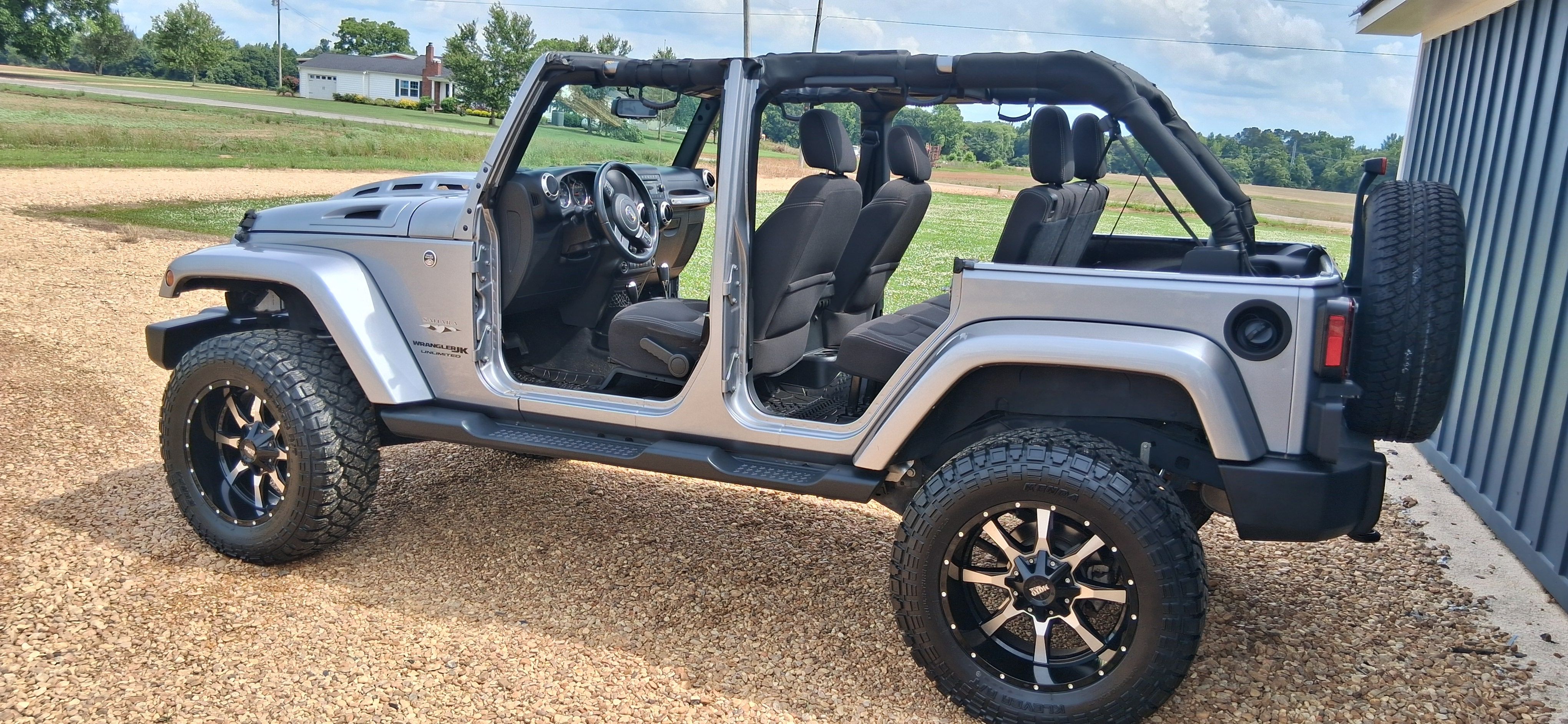 Used 2018 Jeep Wrangler Unlimited Sahara w/ Connectivity Group AWD/4WD image 17