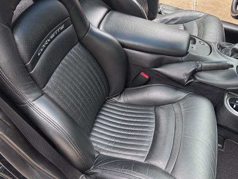 Used 2004 Chevrolet Corvette Coupe RWD image 11