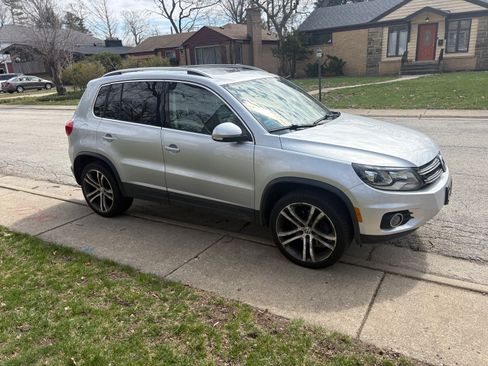 Used 2017 Volkswagen Tiguan SEL FWD image 12