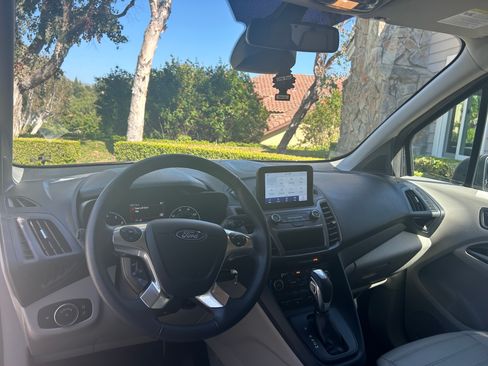 Used 2022 Ford Transit Connect XLT w/ XLT Premium Package image 8
