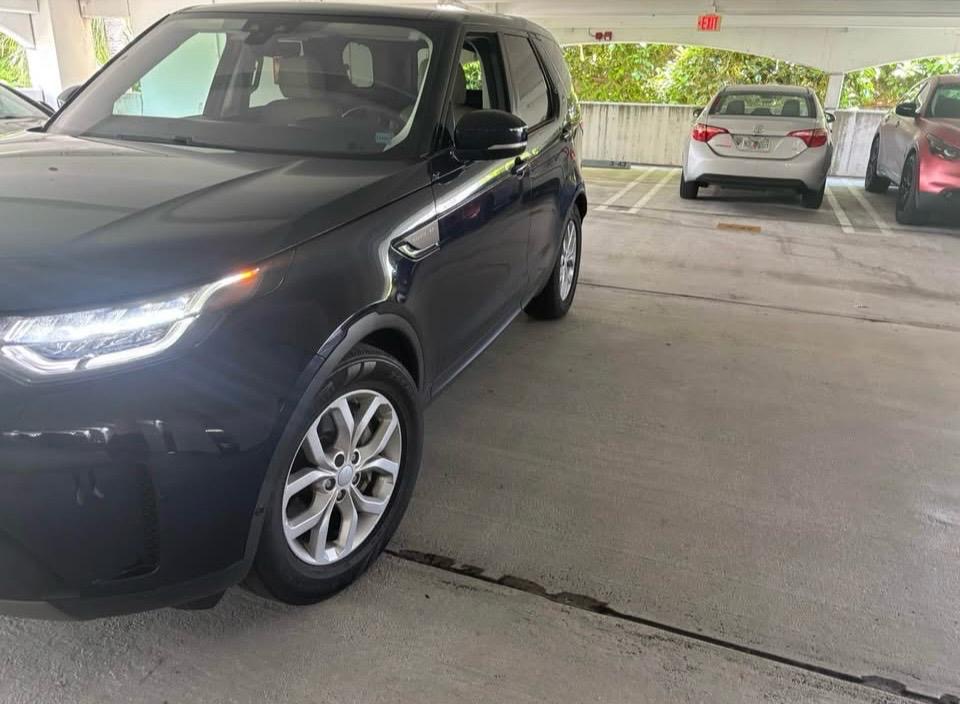 Used 2020 Land Rover Discovery SE AWD/4WD image 4