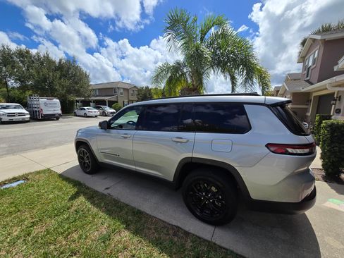 Used 2024 Jeep Grand Cherokee L Laredo image 2