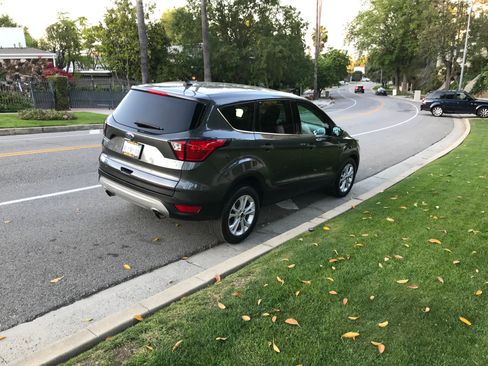 Used 2019 Ford Escape SE image 6