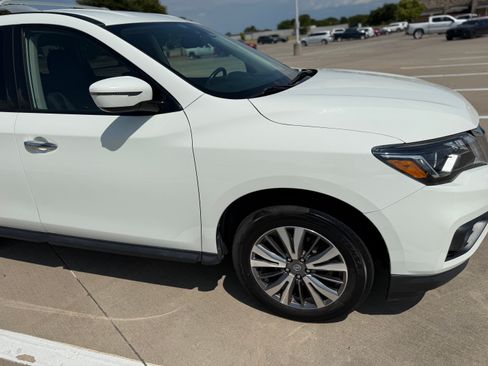 Used 2019 Nissan Pathfinder SV FWD image 5