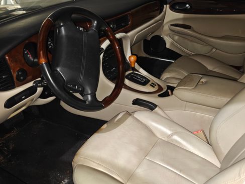 Used 2001 Jaguar XJ8 image 2