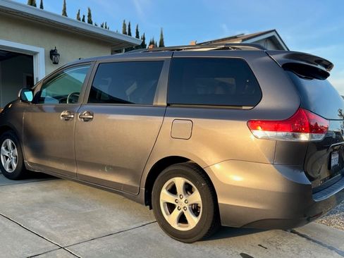 Used 2014 Toyota Sienna LE image 2