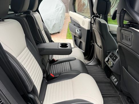 Used 2024 Land Rover Discovery Dynamic SE image 24