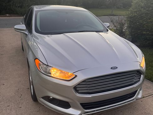 Used 2016 Ford Fusion SE FWD image 10