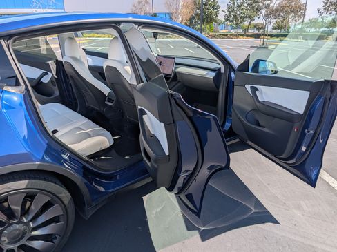 Used 2021 Tesla Model Y Performance image 12