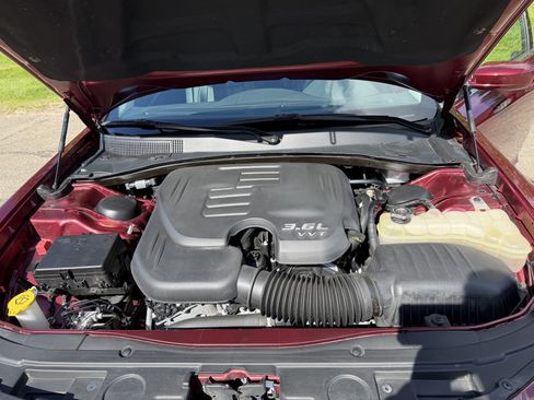 Used 2018 Chrysler 300 Touring L RWD image 2