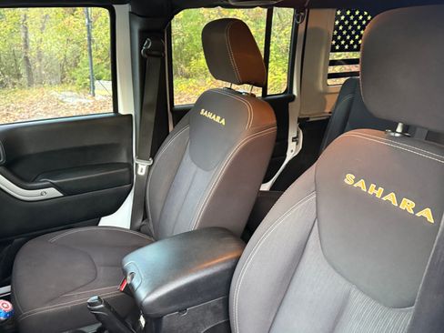 Used 2014 Jeep Wrangler Unlimited Sahara w/ Connectivity Group image 9