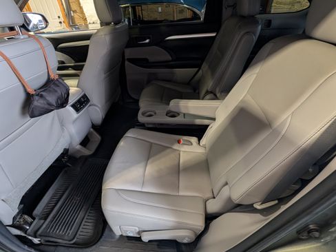Used 2019 Toyota Highlander XLE AWD/4WD image 6