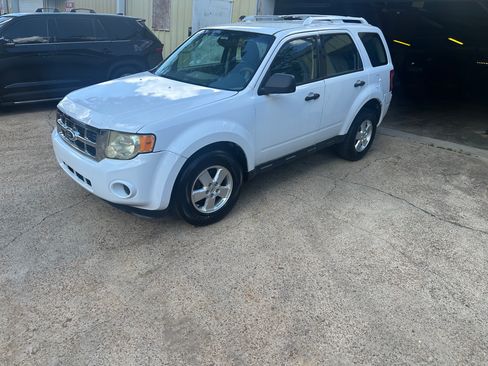 Used 2011 Ford Escape XLS w/ 102A Rapid Spec Order Code FWD image 4