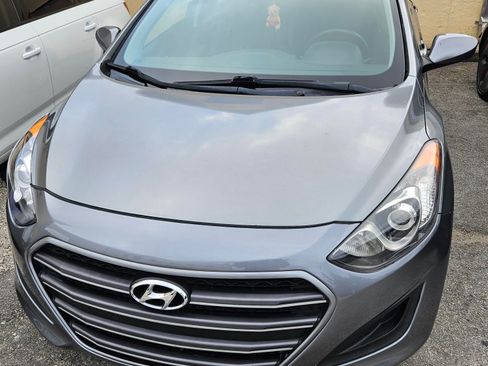 Used 2017 Hyundai Elantra GT image 2