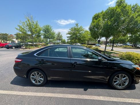 Used 2017 Toyota Camry SE FWD image 4
