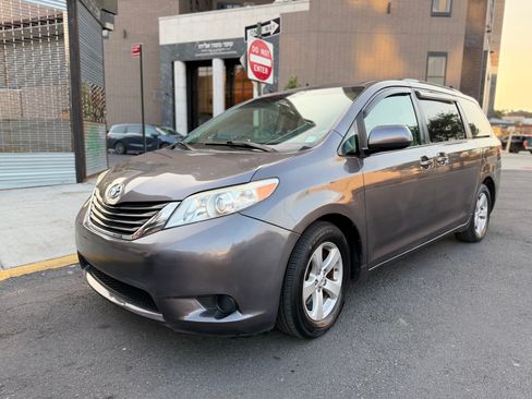 Used 2011 Toyota Sienna LE FWD image 1
