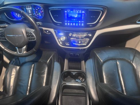 Used 2017 Chrysler Pacifica Touring-L image 15