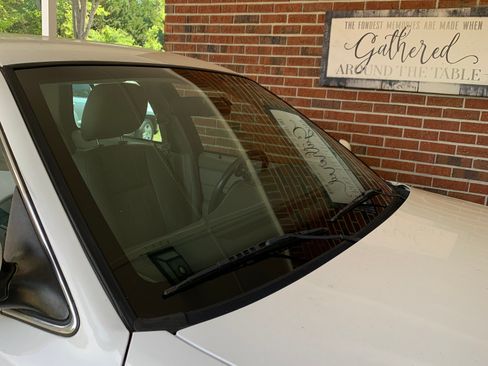 Used 2011 Ford Crown Victoria LX w/ Comfort Appearance Pkg RWD image 2