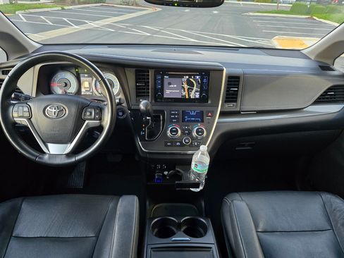 Used 2017 Toyota Sienna SE image 15